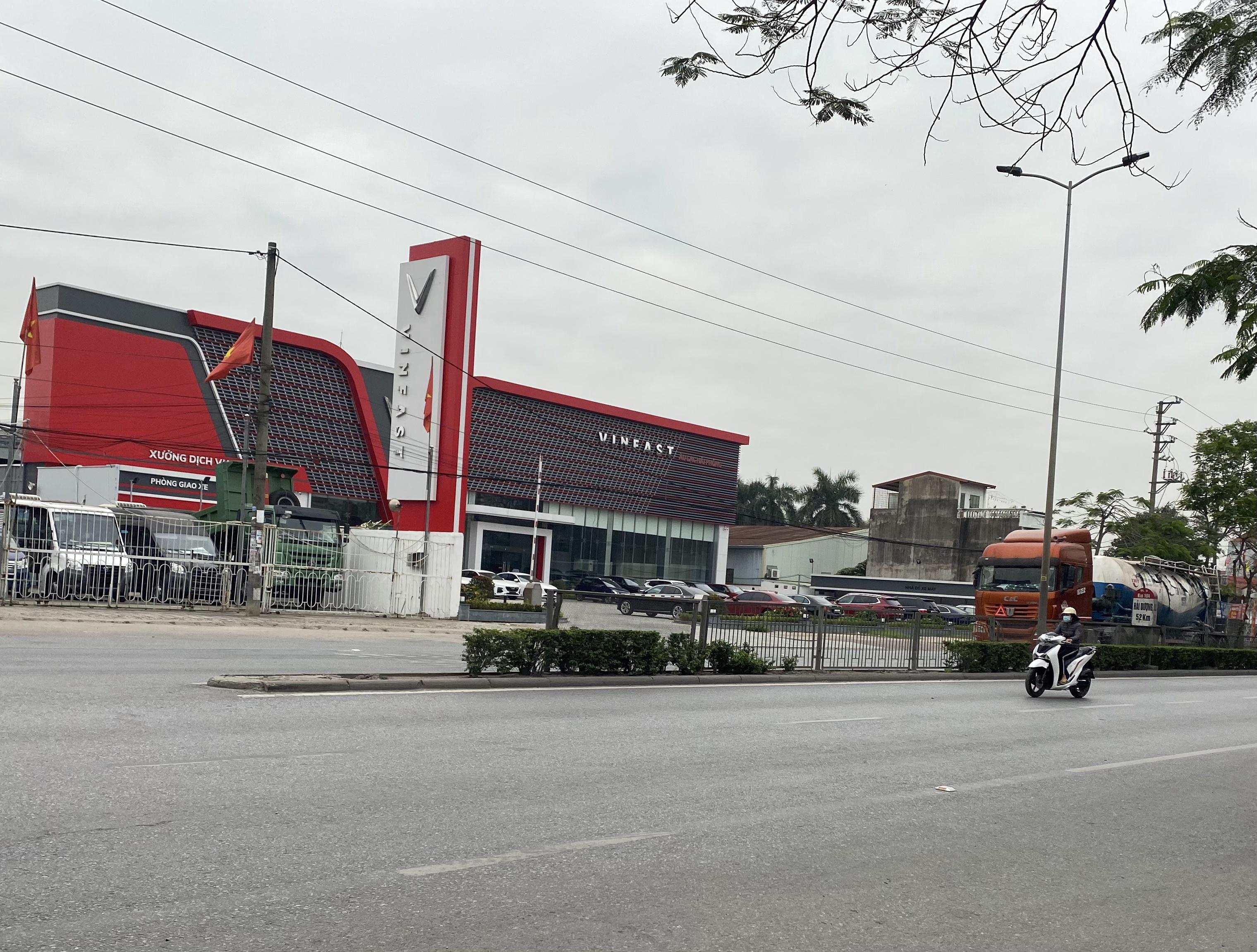 Xe mô tô “vô tư” đi ngược chiều tại điểm mở km 104 Quốc lộ 5 kéo dài (đường Nguyễn Bỉnh Khiêm)